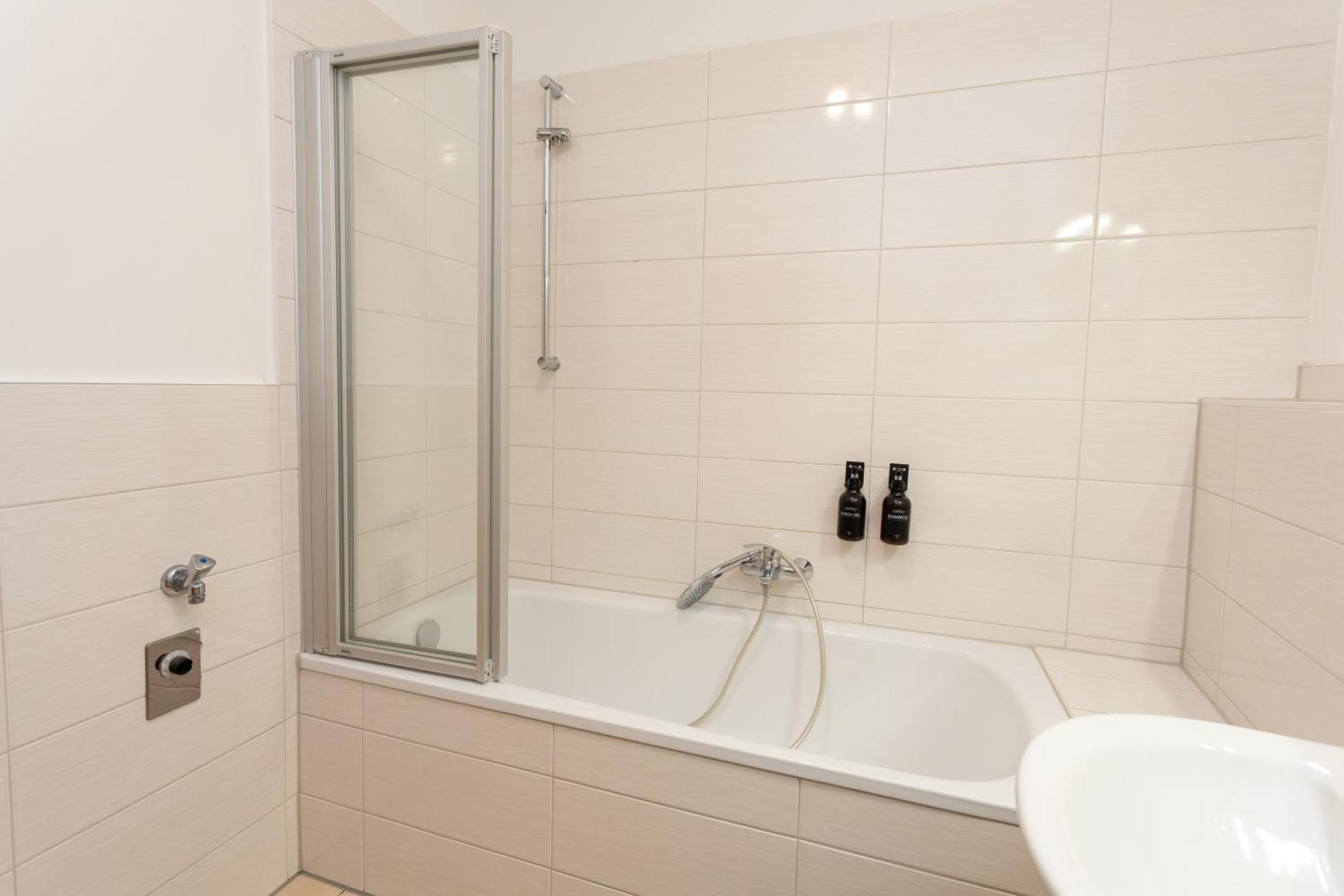Fullhouse - Halle - R6 Apartments - Smarttv - Nespresso Bagian luar foto